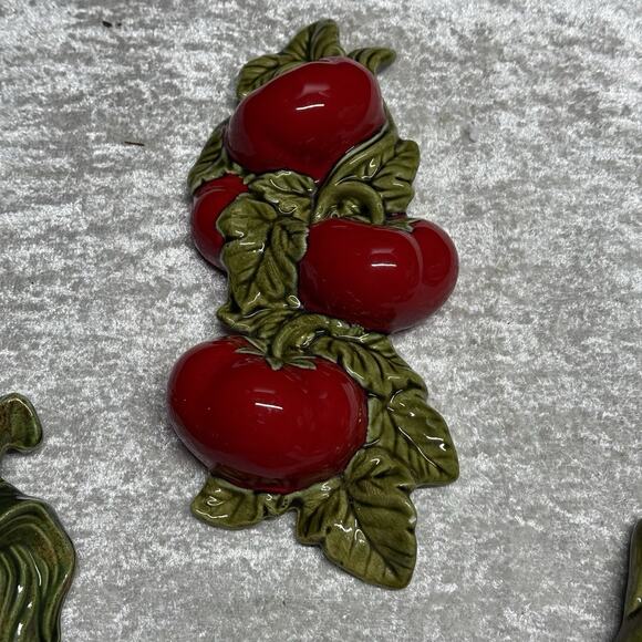 4 Vtg Hand Painted Ceramic Fruit Veggies Wall Hanging Carrots Corn Onions Tomato - Picture 4 of 14